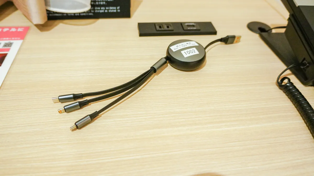 机の上のUSBケーブル類