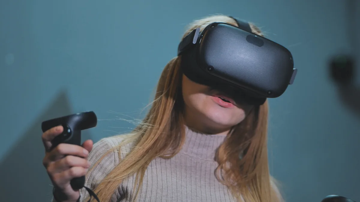 VRヘッドセットを装着した人